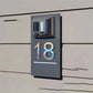 Solarbetriebenes Hausnummernschild